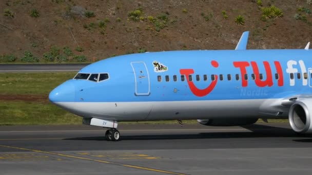 航空会社航空駅で左折し、駐車場。ボーイング737 TUIfly Nordic - Madeira 4K — ストック動画
