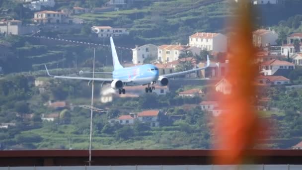 Boeing 737 Atterraggio a Funchal Airpot. SE-DZV di TUIfly Nordic 4K UltraHD — Video Stock