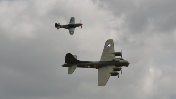 Bomba de la Fuerza Aérea de los Estados Unidos Avión de la Segunda Guerra Mundial en un vuelo de Airshow con un caza 4K — Vídeo de stock