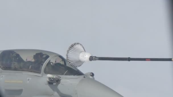 Aviones militares Reabastecimiento de combustible de aire medio — Vídeo de stock