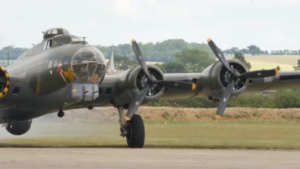 Boeing B-17 Latająca twierdza Amerykański bombowiec drugiej wojny światowej Swtich na silniku — Wideo stockowe