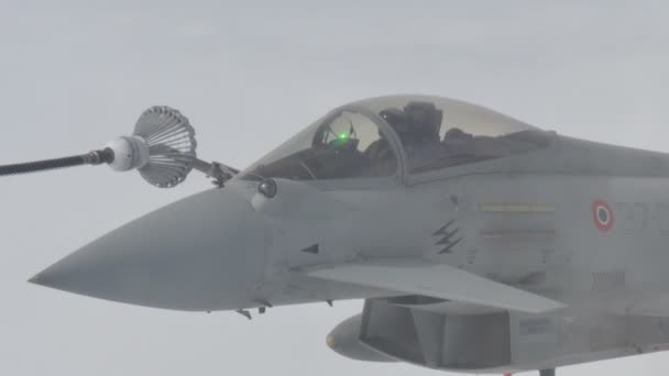 Eurofighter Typhoon bij het bijtanken van vliegtuigen — Stockvideo