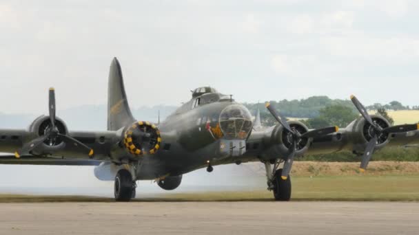 Boeing B-17 Flying Fortress American Second World War Bomber Swtich on an Engine — Stock Video