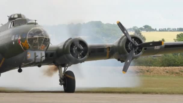 Boeing B-17 Latająca twierdza Amerykański bombowiec drugiej wojny światowej Swtich na silniku — Wideo stockowe