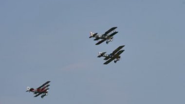 Birinci Dünya Savaşı çift kanatlı uçakları ve uçuştaki tarihi vintage uçaklar