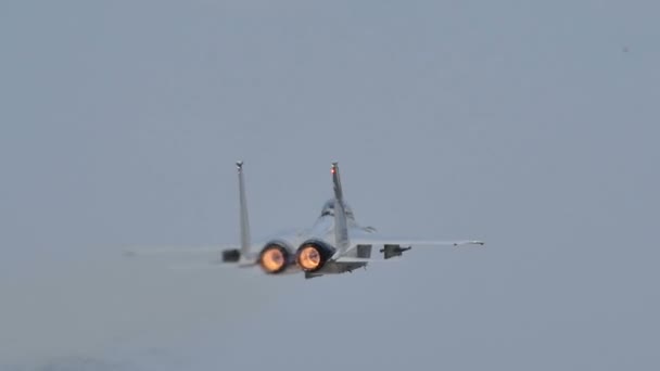 米国空軍マクドネルF-15イーグルスローモーションで離陸する準備ができて — ストック動画