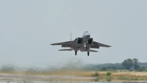 スローモーションF-15イーグルジェット軍用戦闘機は着陸ギアを格納します — ストック動画
