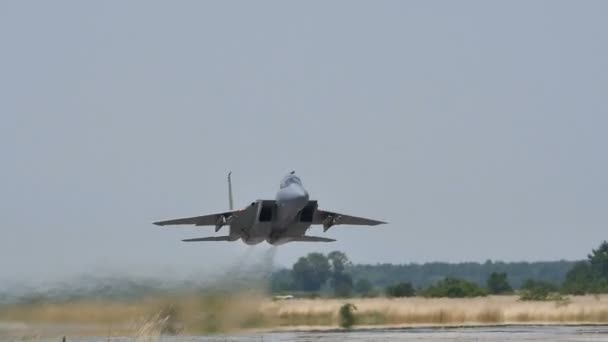 Yavaş Hareketli 96fps Alçak Geçitle Kalkıştan hemen sonra Askeri Savaş Jet Uçağı — Stok video