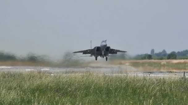 Militärische Kampfflugzeuge ziehen beim langsamen Start das Fahrwerk zurück