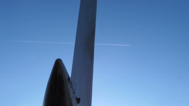 Civil airplane in flight on blue sky with condensation trail and vertical rudder — Stock Video