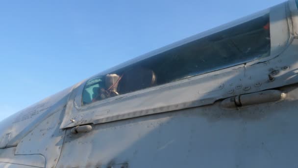 A Szerb Légierő MiG 21 orosz katonai repülőgépeinek lombkoronája — Stock videók