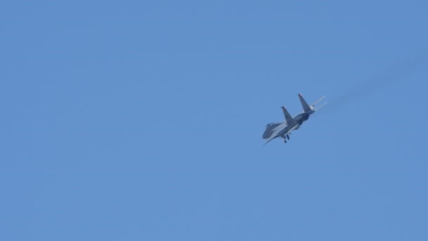 Серый военный реактивный самолет F-15 Eagle в полете с открытой посадкой передач — стоковое видео