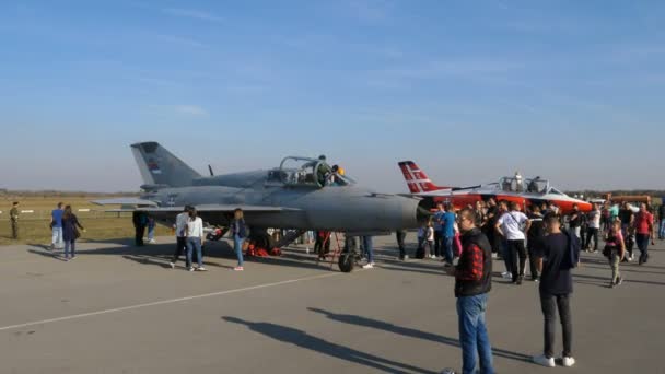 Folk besöker cockpit på en sovjetisk stridsjet MiG 21 militära flygplan — Stockvideo