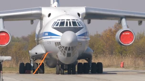 Szovjetunió Szovjet Nagy Katonai Teherszállító Repülőgépek Ilyushin Il-76 Kandalló Parkoló Bezár Kilátás — Stock videók
