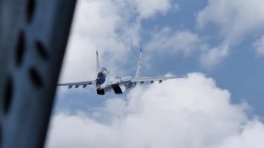 MiG29 Fulcrum Fighter Jet uçuyor. UltraHD 4K Savaş Uçakları Videosu.