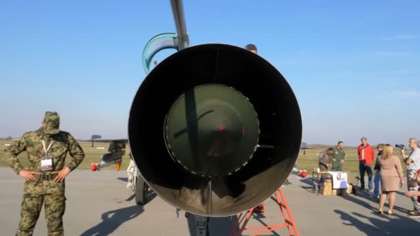 Frontluftansaugung eines russischen sowjetischen Militärflugzeugs MiG 21 — Stockvideo