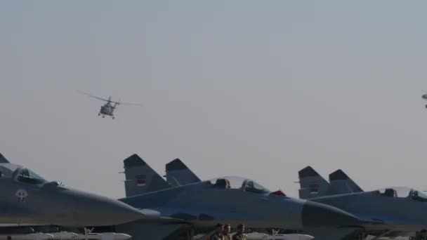 L'hélicoptère de sauvetage de la force armée serbe Mil Mi 17 survole un avion de combat armé — Video