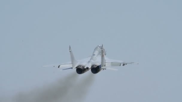 Aeronave de combate militar MiG-29 em voo da retaguarda em câmera lenta — Vídeo de Stock