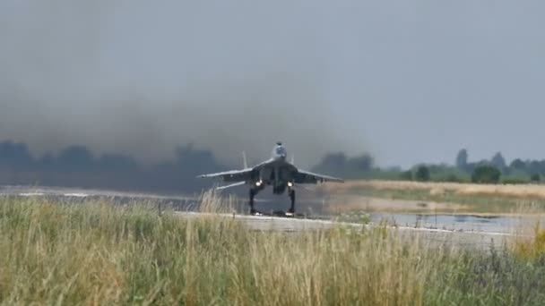 URSS soviética Mikoyan MiG-29 Fulcrum entradas ao ar livre durante decolagem Slow Motion — Vídeo de Stock