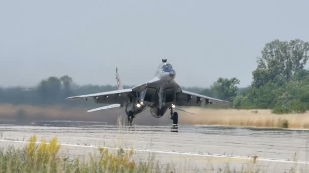 Mikoyan MiG29 Fulcrum från Bulgariens flygvapen vid Graf Ignatievo Plovdiv flygbas — Stockvideo