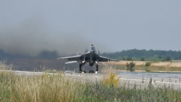 Szovjet Mikoyan MiG-29 Fulcrum katonai vadászgép Jet repülőgép felszállás Lassú mozgás — Stock videók