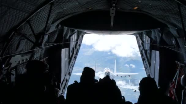 Fotógrafos em uma aeronave de carga fotografam um MiG 29 Fulcrum — Vídeo de Stock