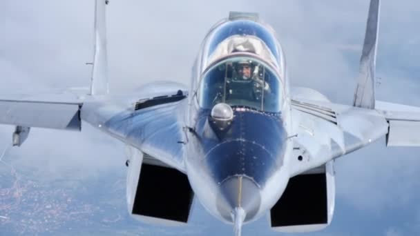 Pilot myśliwca w locie. Close view of Bulgarian MiG-29 zimnej wojny jet. — Wideo stockowe