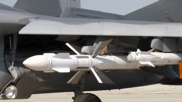 Air to Air Modern ryska missiler monterade på ett militärt stridsflygplan — Stockvideo