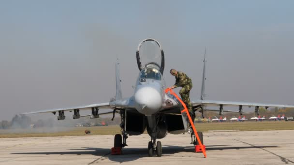 Jato de Combate da Força Aérea Sérvia com dossel aberto e um especialista na escada — Vídeo de Stock