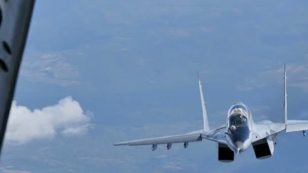 Militärflugzeug im Flug. Mikoyan Gurevich MiG-29 Fulcrum 4K Nahaufnahme — Stockvideo