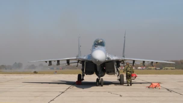 Combat Jet Aircraft MiG 29 van de Servische Luchtmacht geparkeerd met motoren ingeschakeld — Stockvideo