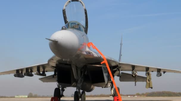 Vista inferior del avión de combate militar ruso soviético de la Fuerza Aérea Serbia MiG 29 — Vídeos de Stock