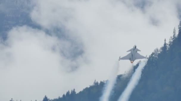 Svenska flygvapnet Saab JAS 39 Gripen faz uma curva de alto desempenho — Vídeo de Stock