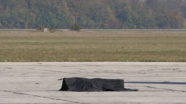 Kaçırılan bir uçağa konan şüpheli bir paketin bombalanması.