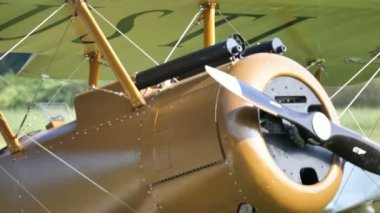 Yakın plan Sopwith Camel İngiliz Birinci Dünya Savaşı klasik çift kanatlı savaş uçağı