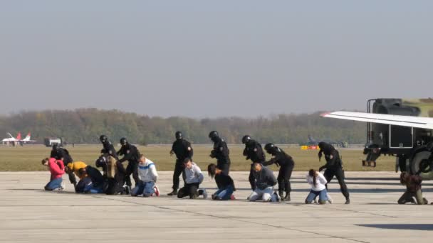 Terroristen, die von serbischen Spezialeinheiten während eines Trainings auf dem Flughafen gefangen genommen wurden — Stockvideo