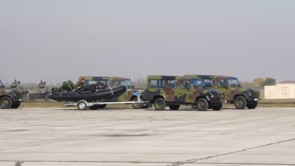 Land Rover Defender Offroad Militärfahrzeug in grüner, mimetischer Tarnung — Stockvideo