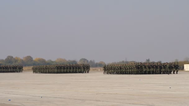 Servische marcherende soldaten met gevechtsmaterieel in groene mimetica — Stockvideo