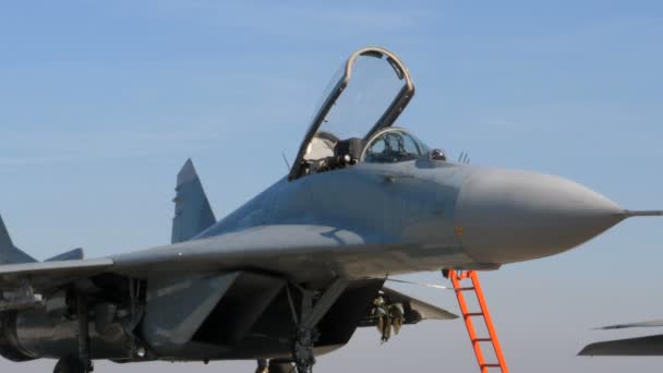 Aeromobile da combattimento militare MiG-29 Fulcrum dell'aeronautica militare serba parcheggiato — Video Stock