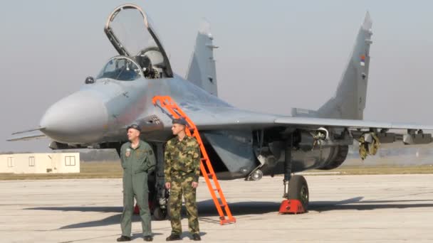 軍用戦闘機パイロットと専門家セルビア空軍｜MiG-29フルクラム — ストック動画