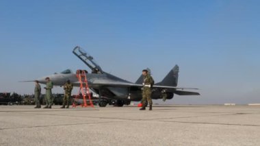 Pilot Sırp Hava Kuvvetleri MiG-29 Fulcrum ile Askeri Savaş Jeti Alt Görünümü