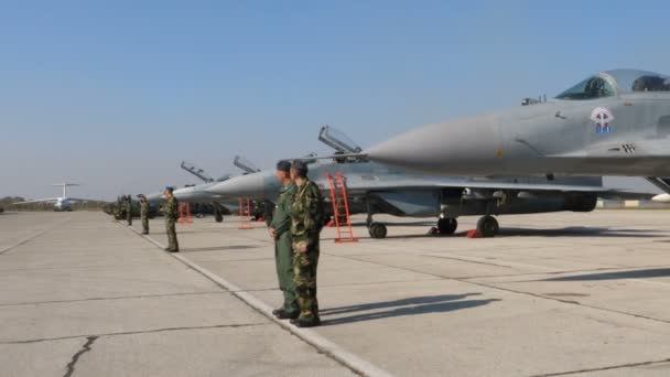 Militaire straaljager piloot met een Servische grijze MiG 29 Fulcrum gevechtsvliegtuig — Stockvideo
