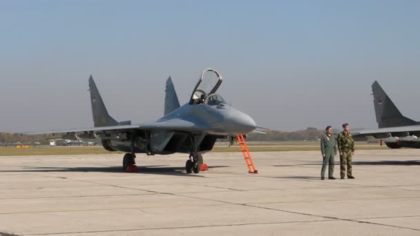 Pilote d'avion de combat militaire et spécialiste devant un MiG29 Fulcrum serbe — Video