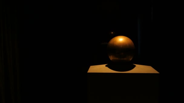 De urn met de as van Nikola Tesla beroemde uitvinder in Belgrado museum — Stockvideo