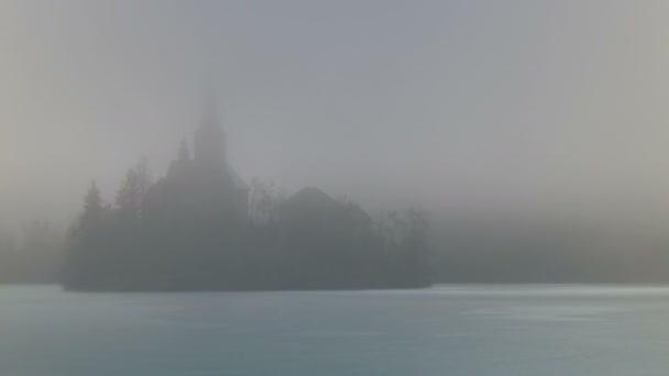 氷の湖と冬の日に霧の中で湖の島のせせらぎ。UHD 4K TimeLapse. — ストック動画