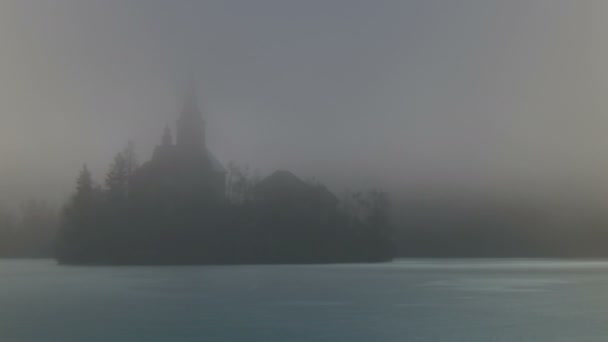 Die Bleder Seeinsel im Nebel an einem Wintertag mit Iced Lake. Zeitraffer in UHD 4K. — Stockvideo