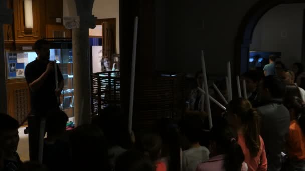 Эксперимент высокого напряжения с катушкой Тесла и неоновыми трубками в музее Николы Тесла — стоковое видео