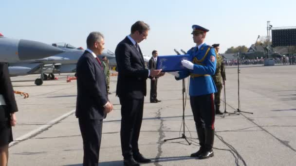 Russische minister van Defensie Shoigu en Servische president Vucic — Stockvideo