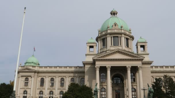 Serbiska parlamentet byggnad, i Belgrad är en milstolpe och turistattraktion — Stockvideo