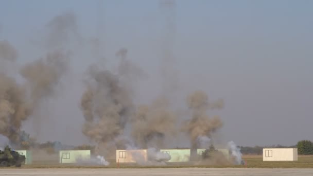 Des véhicules blindés de l'armée arrivent sur le champ de bataille cachés par les fumées — Video